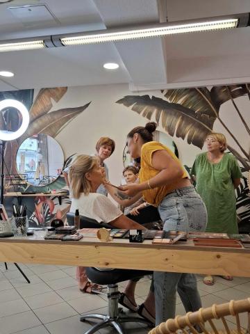 Audrey de Toutes Un Art s'occupant de maquiller l'une des participantes de l'atelier "Mise En Beauté"