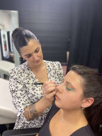 Audrey de Toutes Un Art qui maquille un modèle lors de sa formation dans les locaux de SLA à Valence